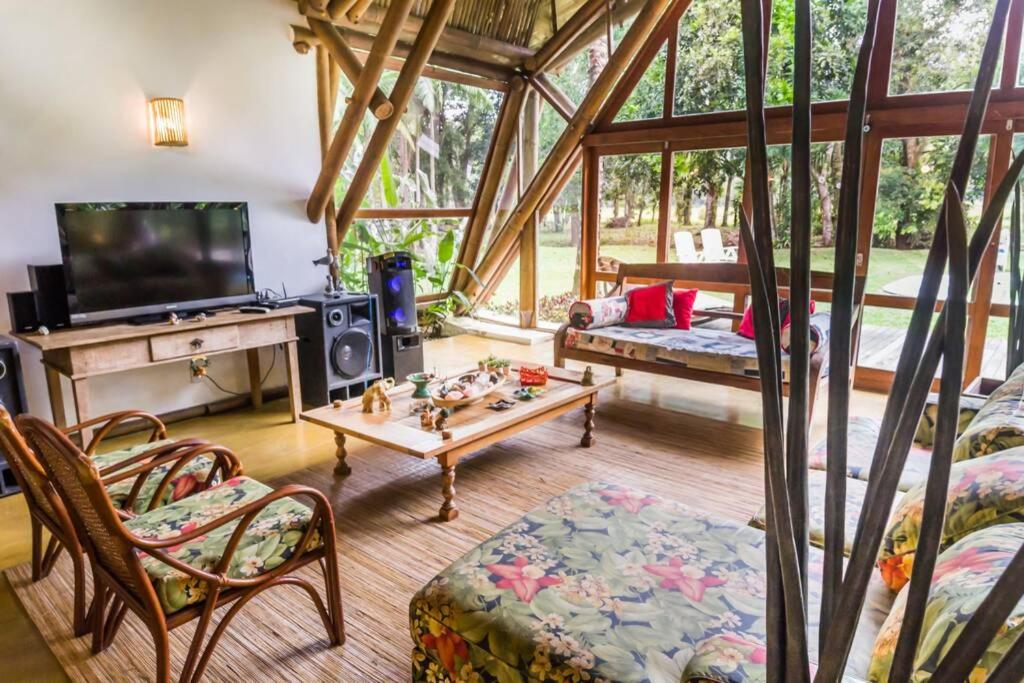  Apartamento confortável em condomínio com toda estrutura clube e praia