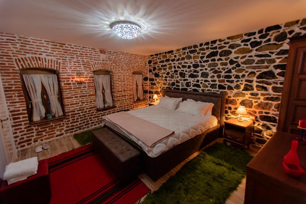 Tempat tidur dalam kamar di Bujtina Te Rapi