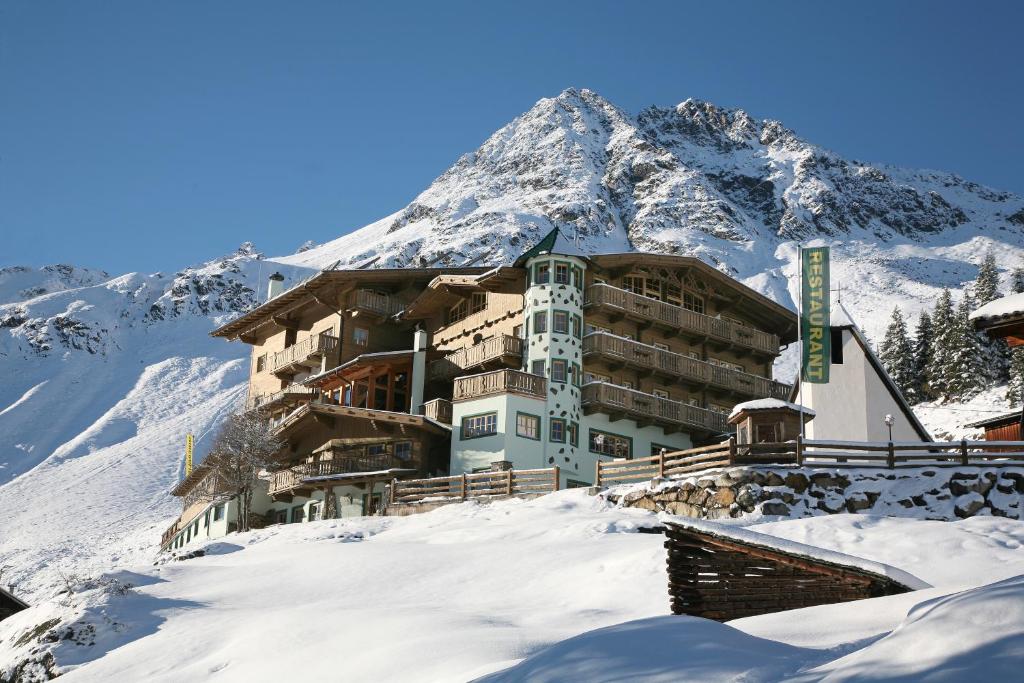 Nespecifikovaný výhled na hory nebo výhled na hory při pohledu z hotelu