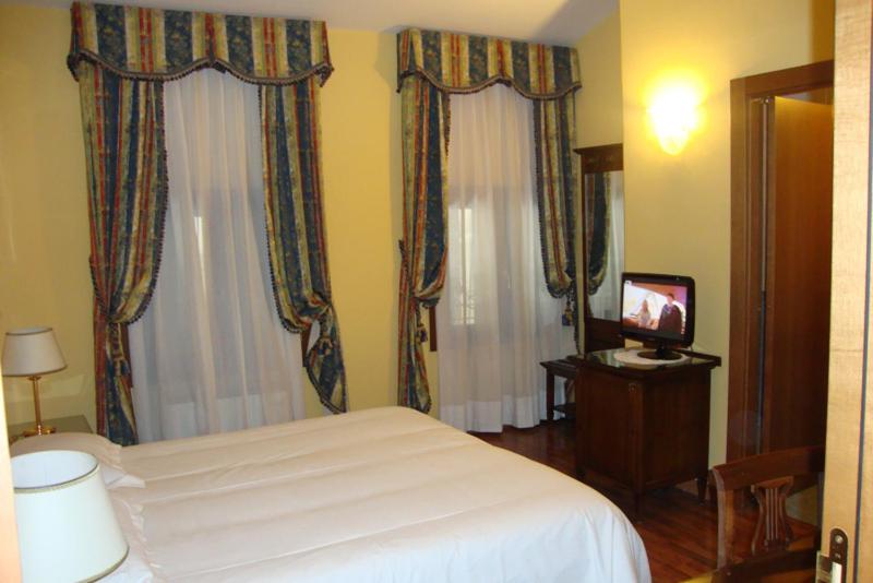 TV a/nebo společenská místnost v ubytování Hotel La Loggia