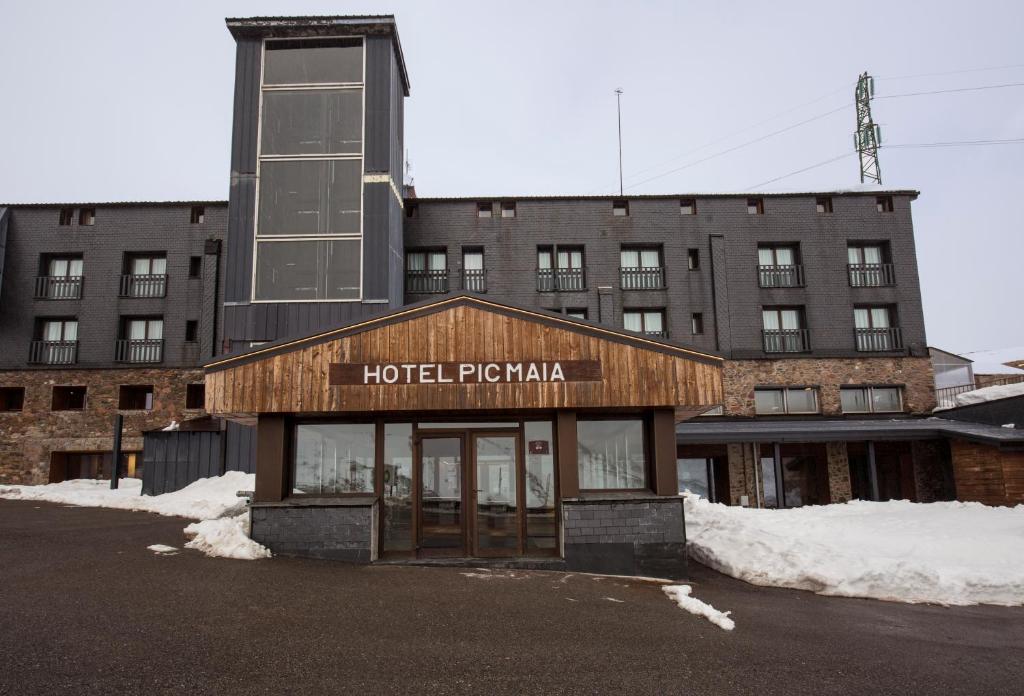 un hotelropapa se trouve en face d'un bâtiment dans l'établissement Pic Maià Mountain Hotel, au Pas de la Case