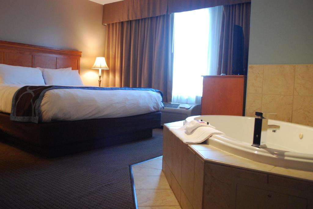 Postel nebo postele na pokoji v ubytování Super 8 by Wyndham Edmonton South
