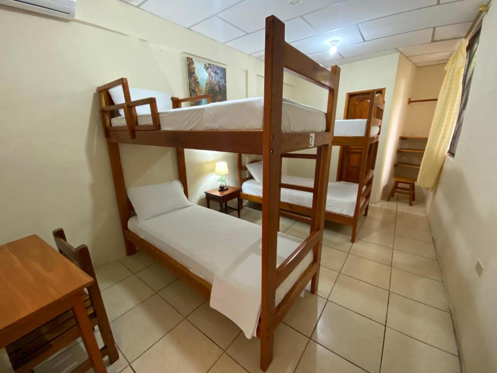 Hostal Vista al Mar - Lit Dans Une Chambre De Dortoir Mixte De 4 Lits