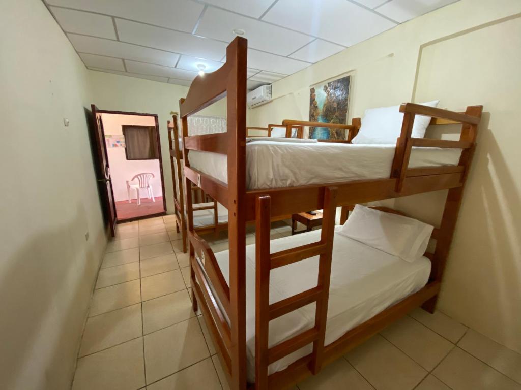Hostal Vista al Mar - Cama En Habitación Compartida Femenina De 4 Camas