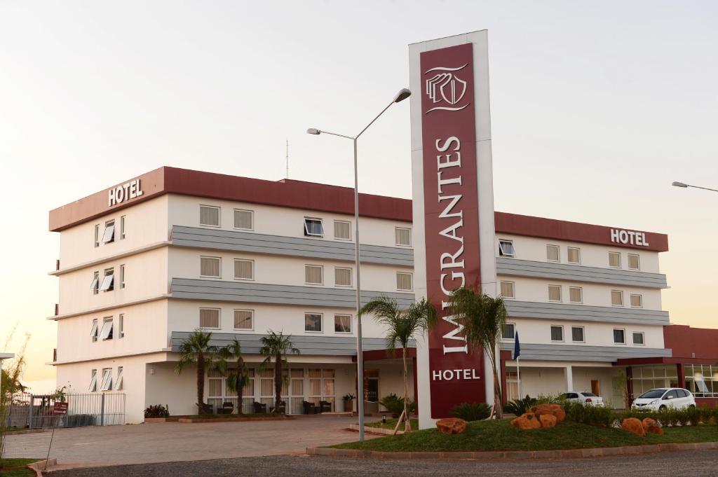 Imigrantes Hotel في سانتا روزا: فندق امامه لافته