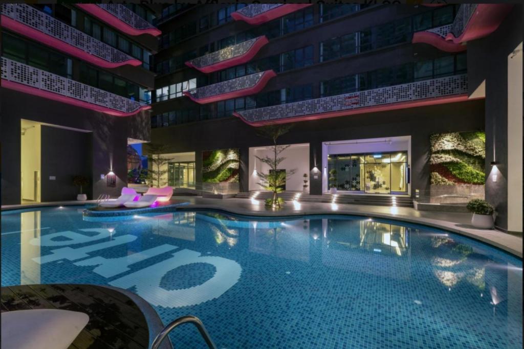 ein Schwimmbad in der Mitte eines Gebäudes in der Unterkunft Arte Plus Ampang KLCC by ST Nomad in Kuala Lumpur