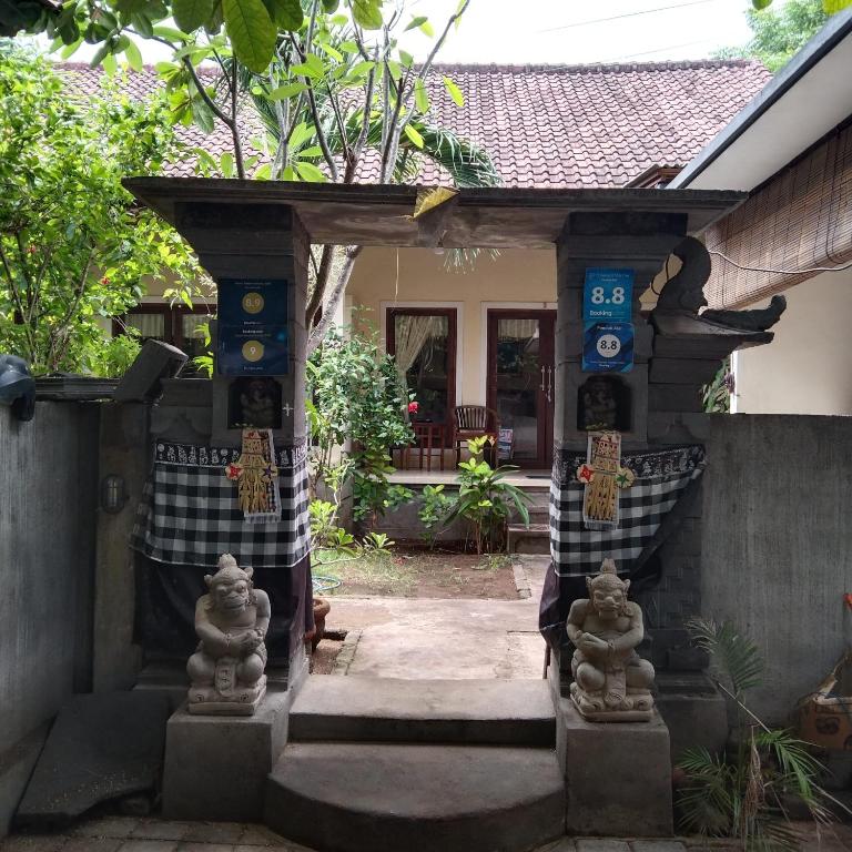a small entrance to a house with a gate at Pondok Aldi Hostel in Amed