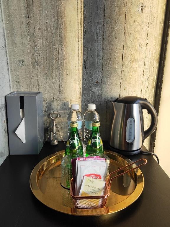 Příslušenství pro přípravu čaje a kávy v ubytování Water with Candle Homestay