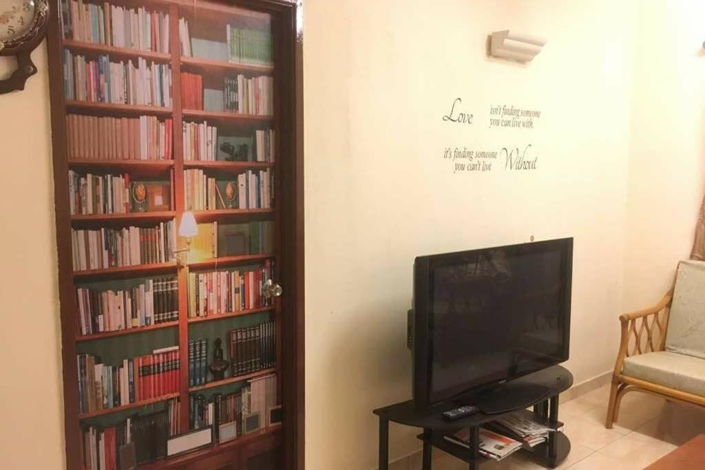 Perpustakaan di apartmen