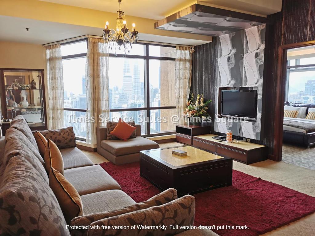 sala de estar con sofá y TV en Times Service Suites @ Times Square, en Kuala Lumpur
