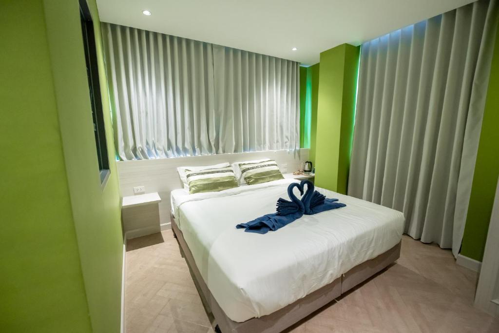 Postel nebo postele na pokoji v ubytování Le Maroc Hotel Patong