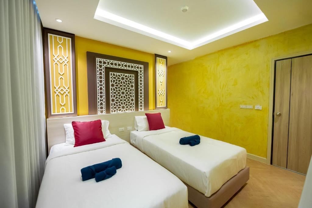 Postel nebo postele na pokoji v ubytování Le Maroc Hotel Patong