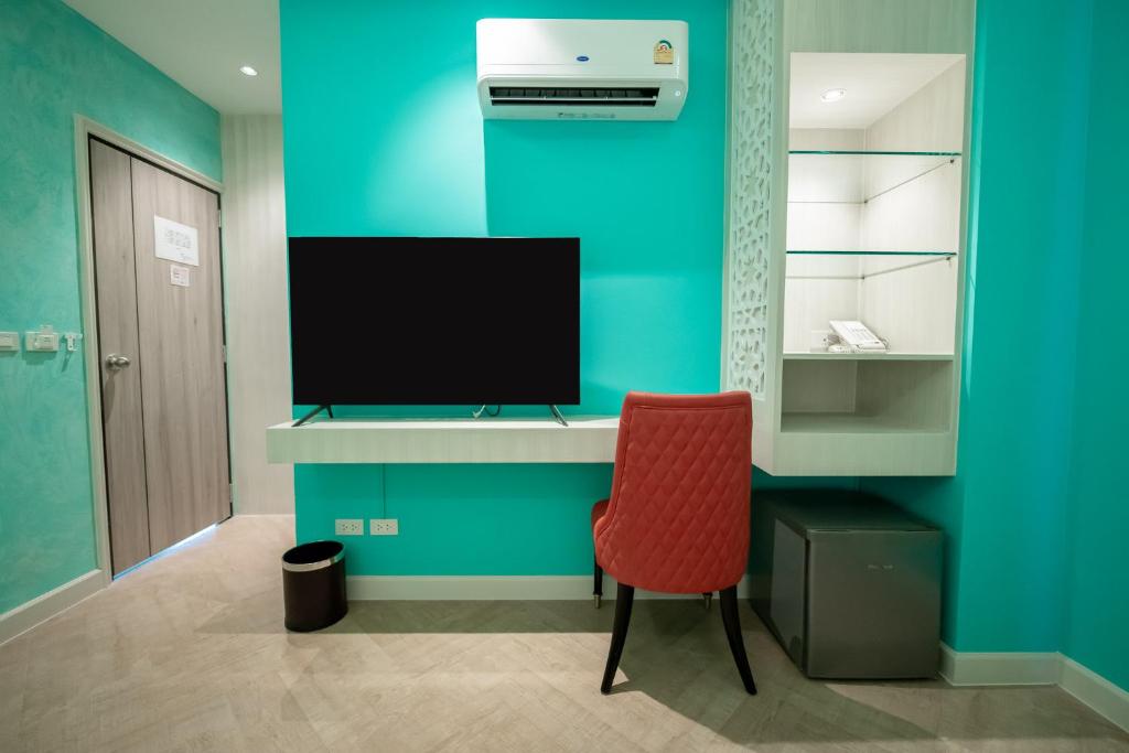 TV a/nebo společenská místnost v ubytování Le Maroc Hotel Patong