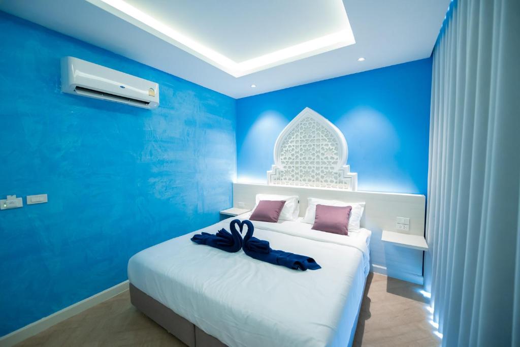 Postel nebo postele na pokoji v ubytování Le Maroc Hotel Patong