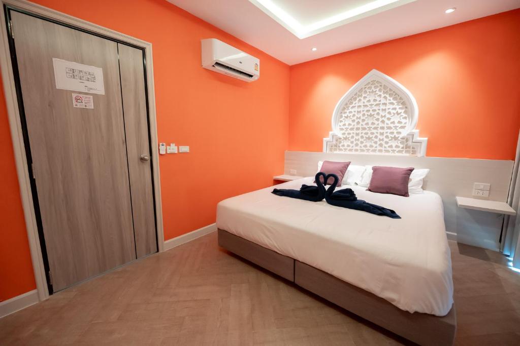 Postel nebo postele na pokoji v ubytování Le Maroc Hotel Patong