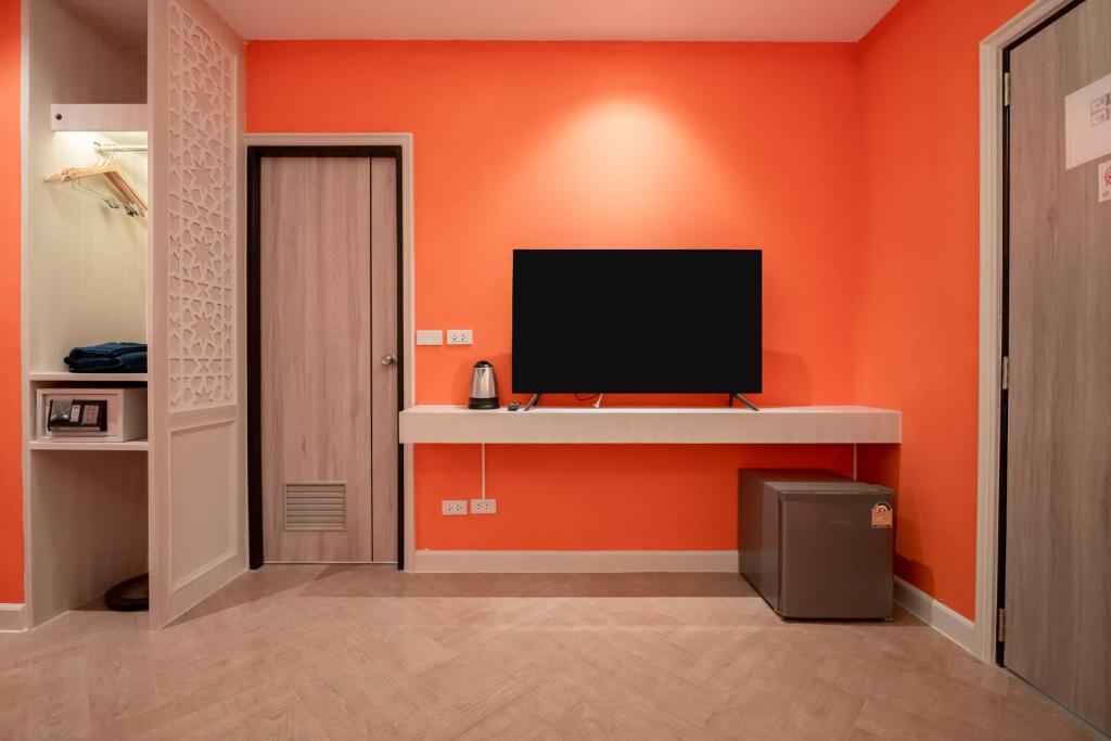 TV a/nebo společenská místnost v ubytování Le Maroc Hotel Patong