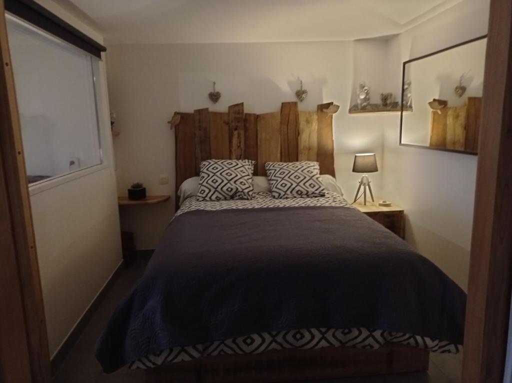 a bedroom with a large bed and a window at Appartement plein pied bord de mer in Sibiril