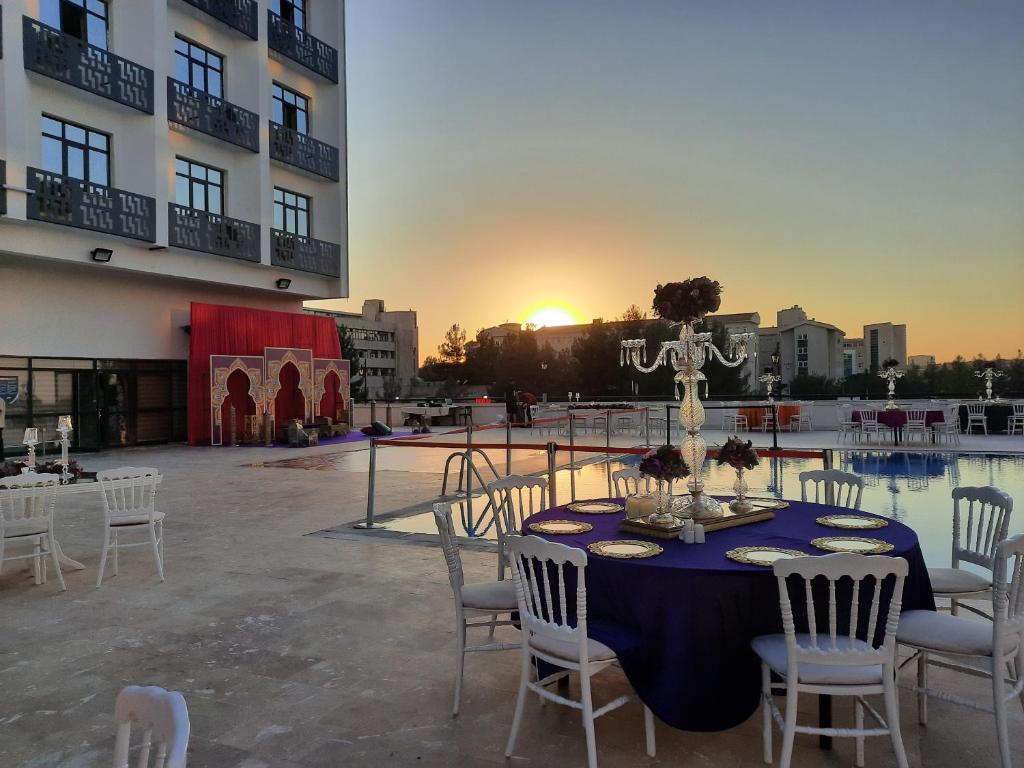 Bazén v ubytování Plaza Hotel Diyarbakir nebo v jeho okolí