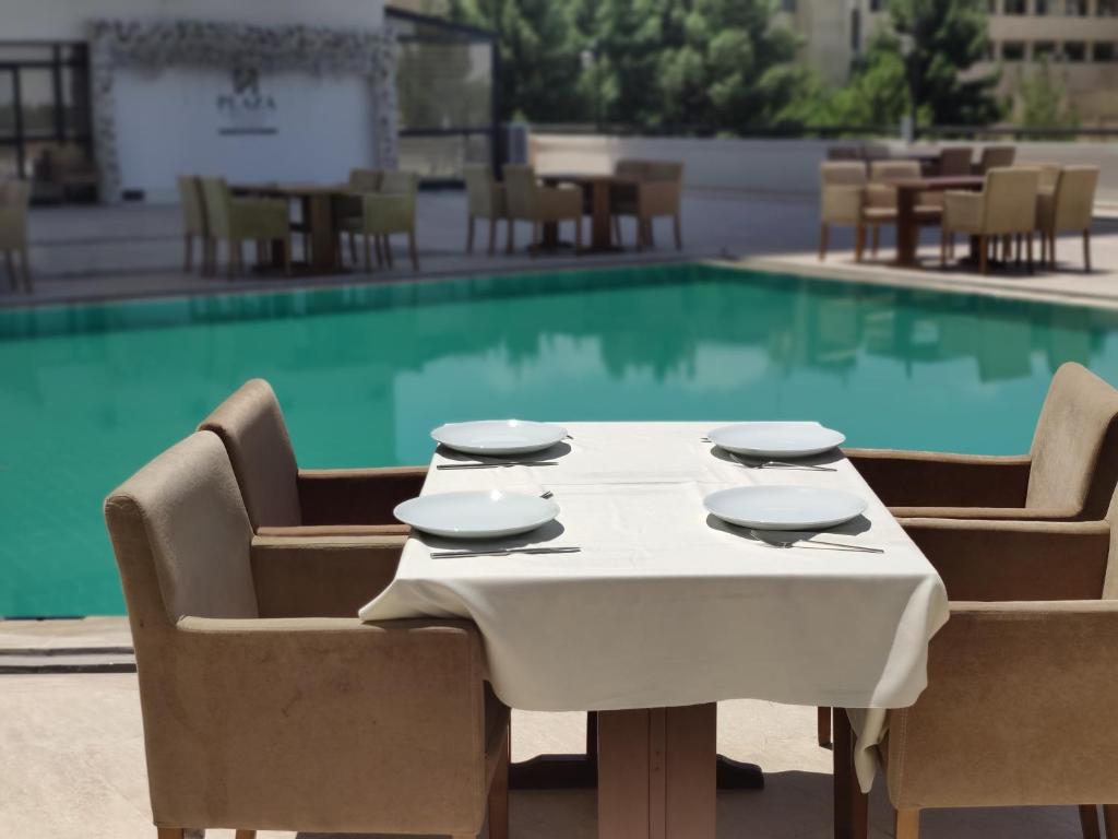 Bazén v ubytování Plaza Hotel Diyarbakir nebo v jeho okolí