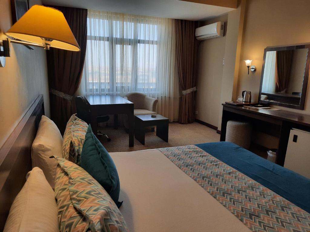 Postel nebo postele na pokoji v ubytování Plaza Hotel Diyarbakir
