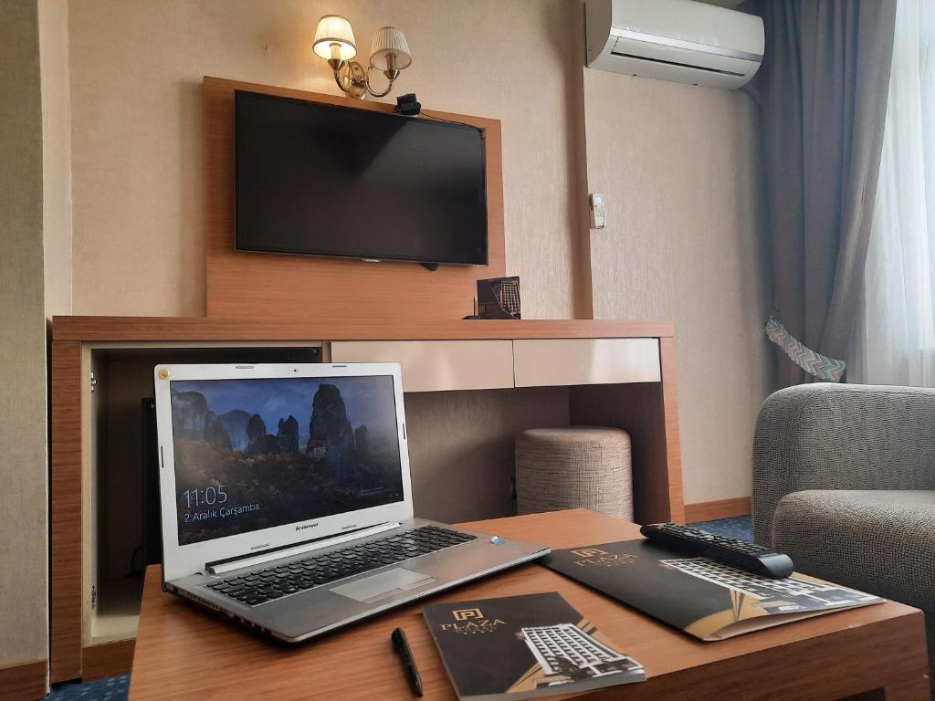TV a/nebo společenská místnost v ubytování Plaza Hotel Diyarbakir