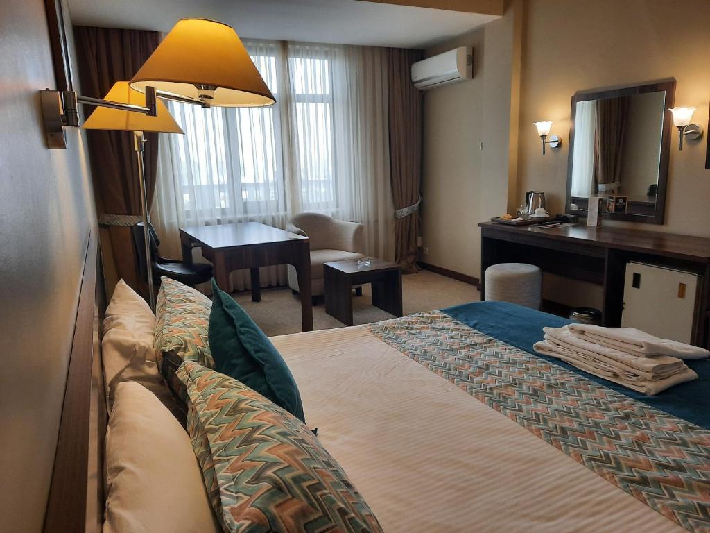 Postel nebo postele na pokoji v ubytování Plaza Hotel Diyarbakir