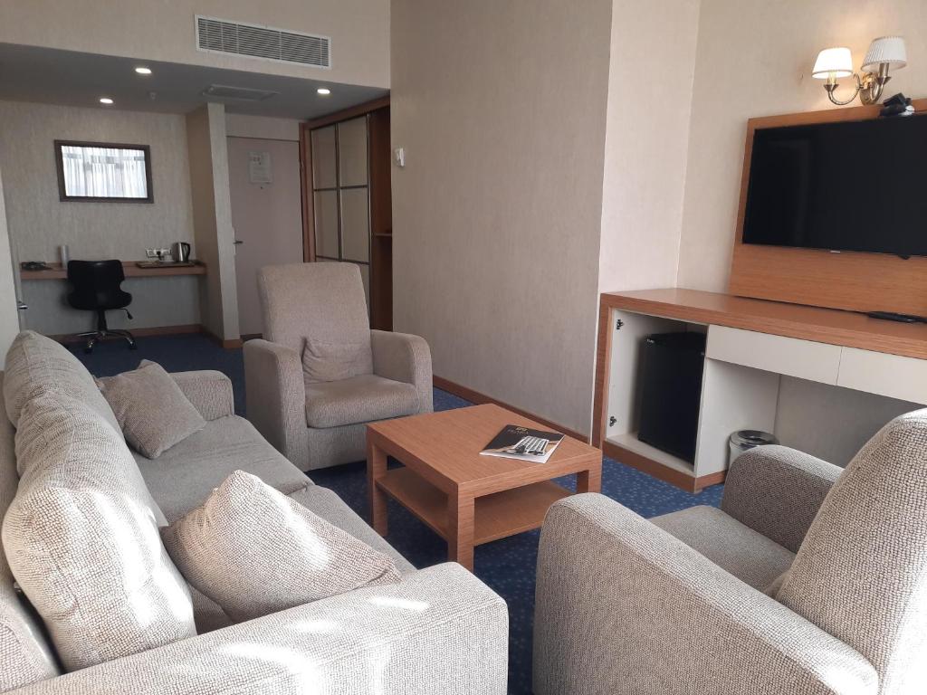TV a/nebo společenská místnost v ubytování Plaza Hotel Diyarbakir
