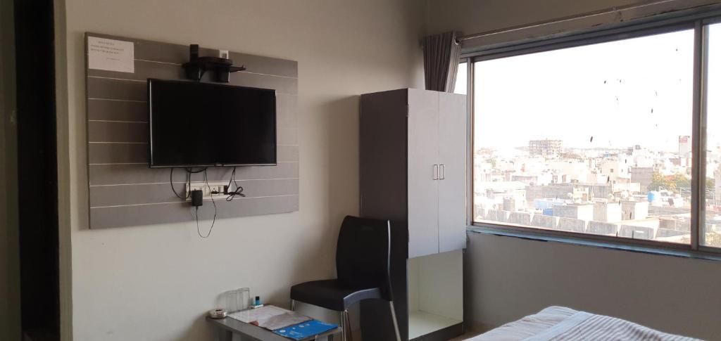 TV a/nebo společenská místnost v ubytování Nova Hotel New Crossroad