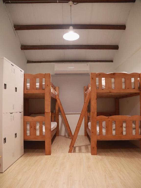 Palanda nebo palandy na pokoji v ubytování Donghai Cottage Backpack Inn Suite