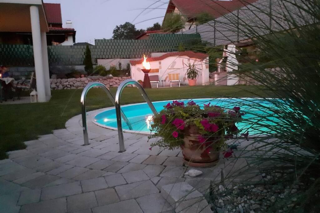 una piscina en un patio junto a una casa en Villa Casa sol-rural residence near Linz, en Katsdorf