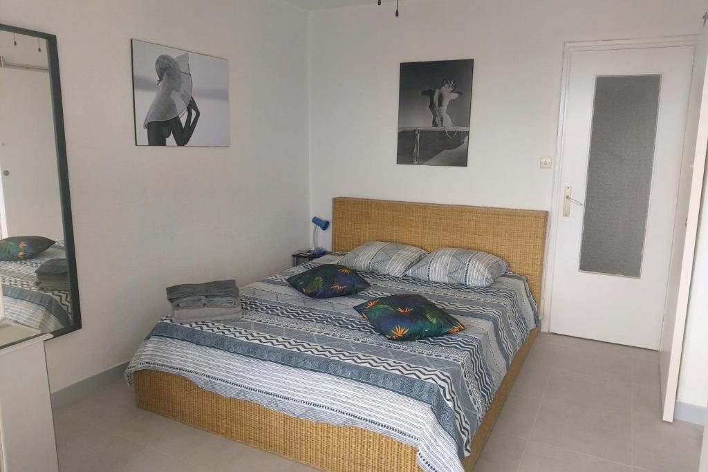 Una cama o camas en una habitaci&oacute;n de Cap d&#39;Agde Naturist H&eacute;liopolis F 71