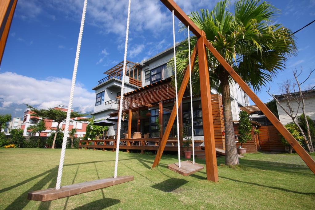 una casa con un columpio delante de ella en Jimei Homestay en Jian