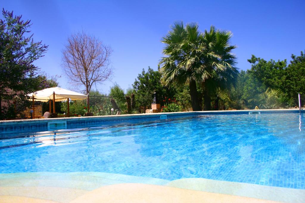 Bazén v ubytování Son Jordi nou, beautiful villa near Alaro big swimming pool, BBQ mountain views 12people nebo v jeho okolí