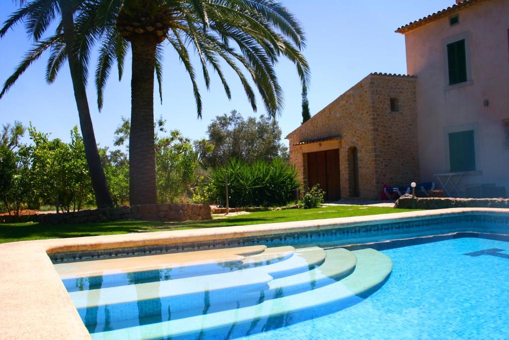 Bazén v ubytování Son Jordi nou, beautiful villa near Alaro big swimming pool, BBQ mountain views 12people nebo v jeho okolí