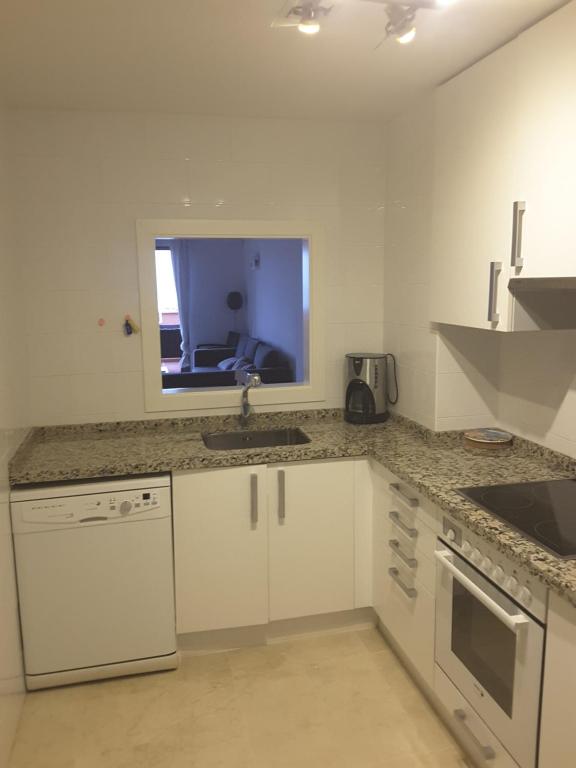 Kuchyň nebo kuchyňský kout v ubytování Penthouse Moderne Avec Vue Sur La Baie De Gibraltar