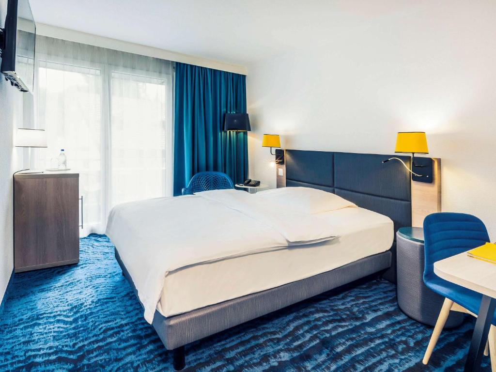 Postel nebo postele na pokoji v ubytování Mercure Lenzburg Krone