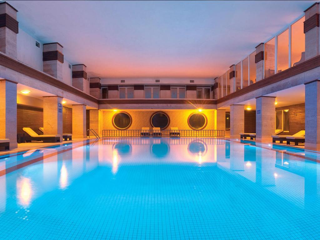 una gran piscina en un hotel en Grand Yazici Ski Hotel & Spa, en Uludag