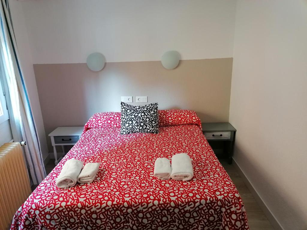 A bed or beds in a room at Hostal Hernan Cortes