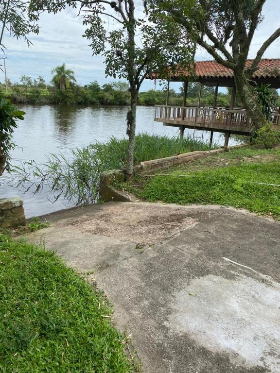  CASA COM PISCINA EM TORRES beira do rio