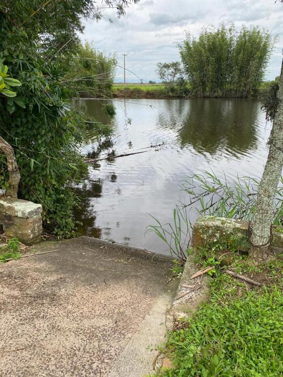 CASA COM PISCINA EM TORRES beira do rio