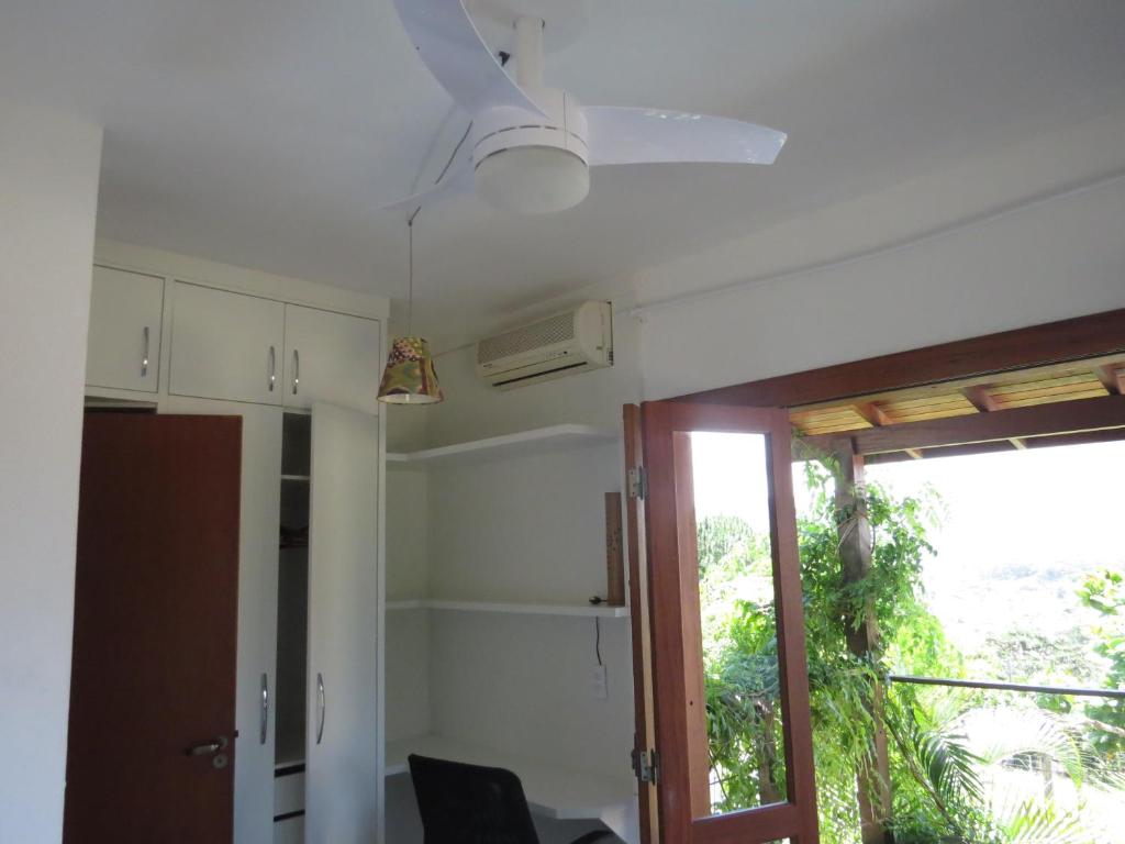  Casa com trilha pra praia e linda vista para Lagoa da Conceição