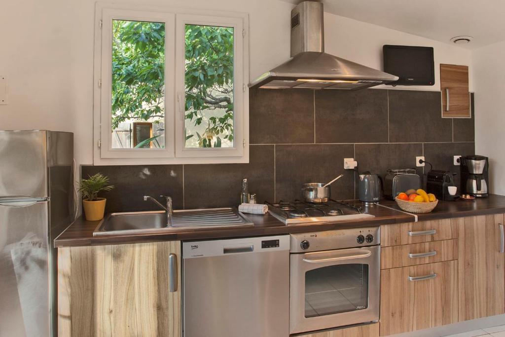 Kuchyň nebo kuchyňský kout v ubytování minivilla lilas indépendante à Calvi avec jardin et piscine jardin et bbq