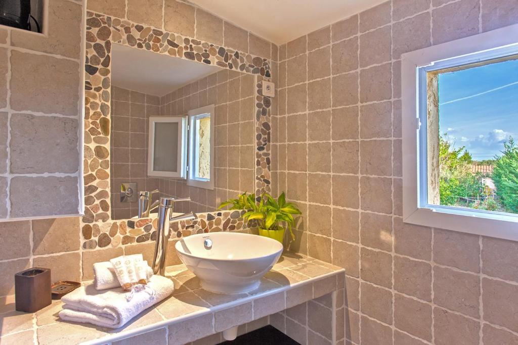 Koupelna v ubytování minivilla lilas indépendante à Calvi avec jardin et piscine jardin et bbq