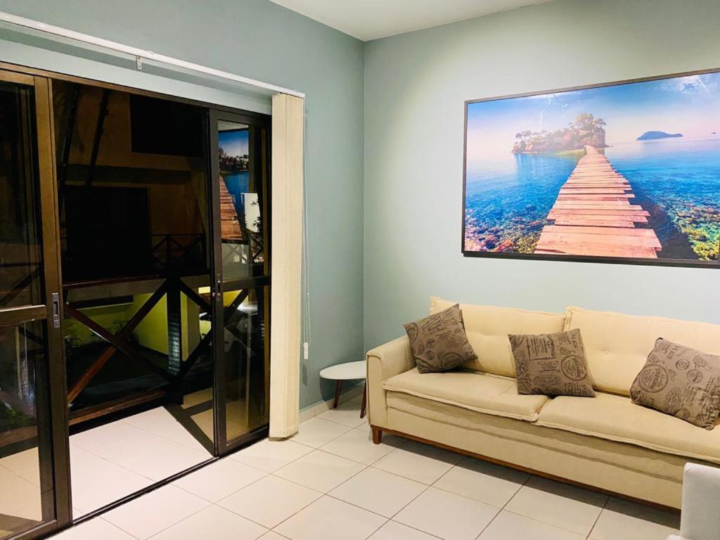  Apartamento C/ Piscina no Centro de Ubatuba