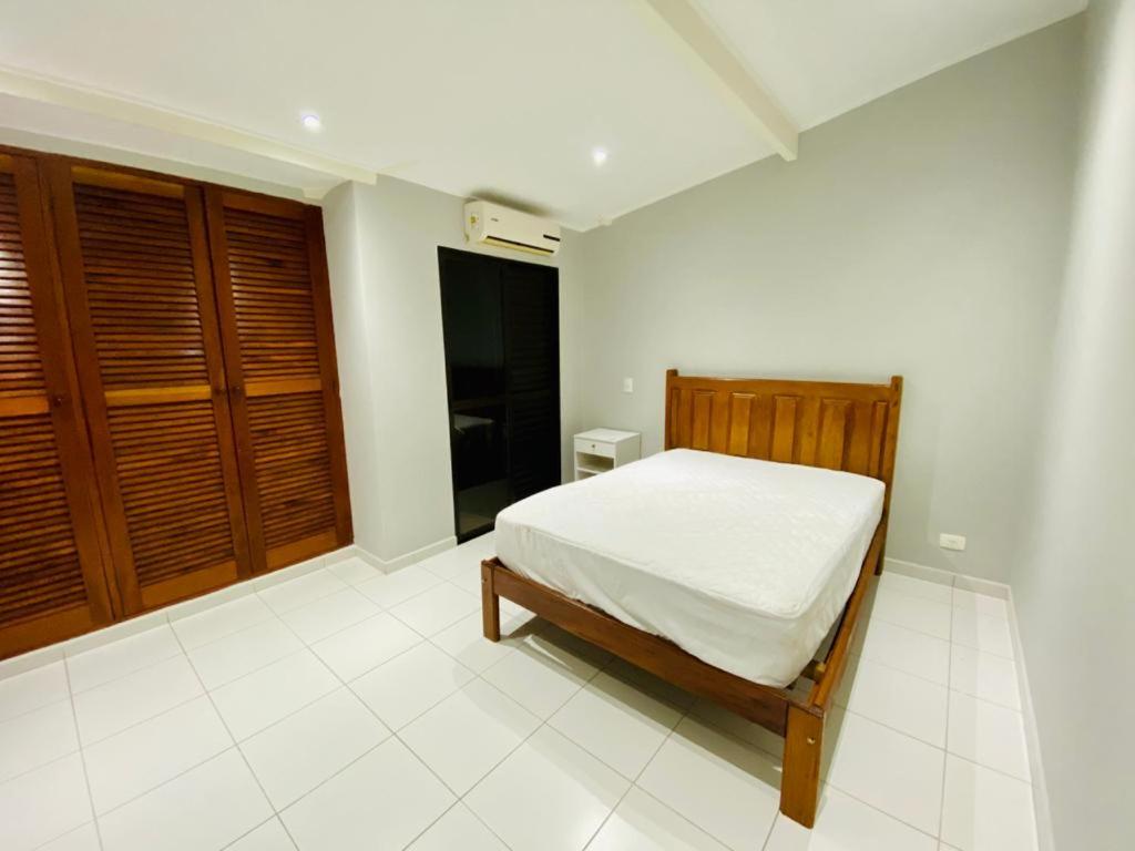  Apartamento C/ Piscina no Centro de Ubatuba