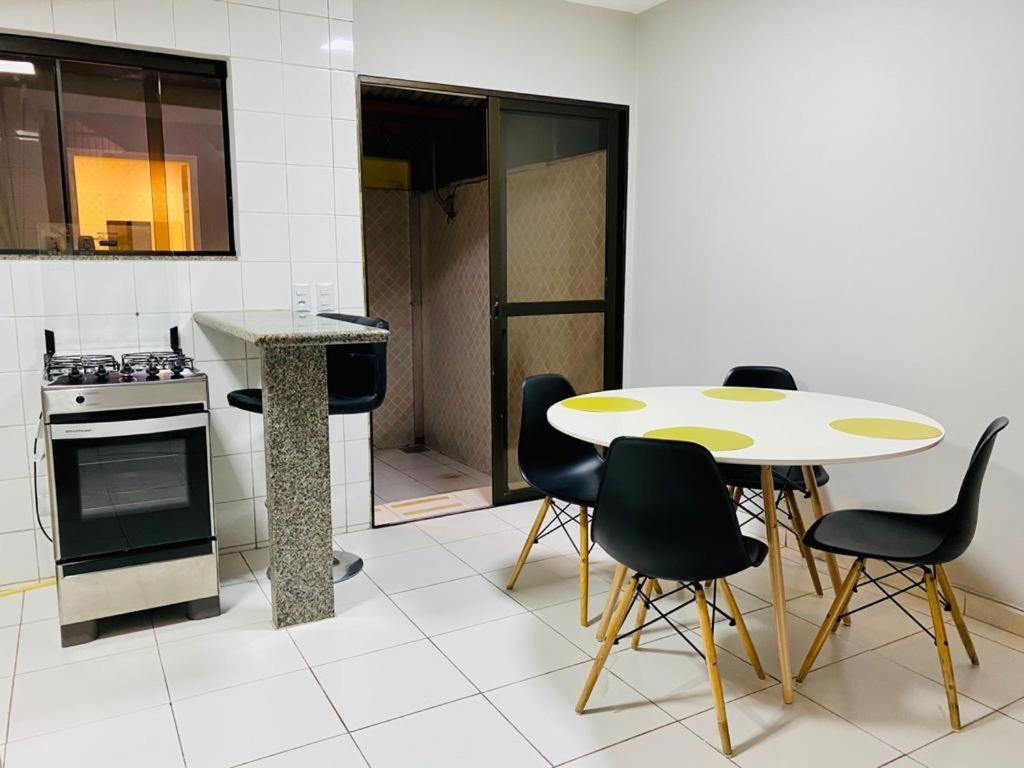  Apartamento C/ Piscina no Centro de Ubatuba