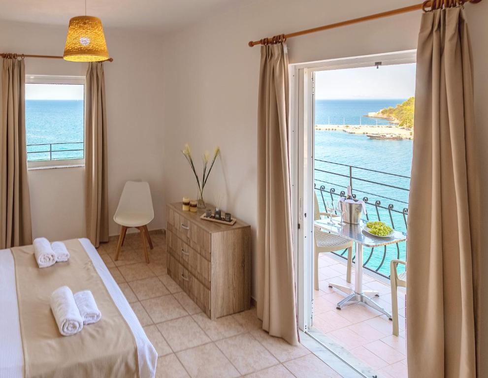 um quarto com uma cama e vista para o oceano em Faro Del Porto em Poros