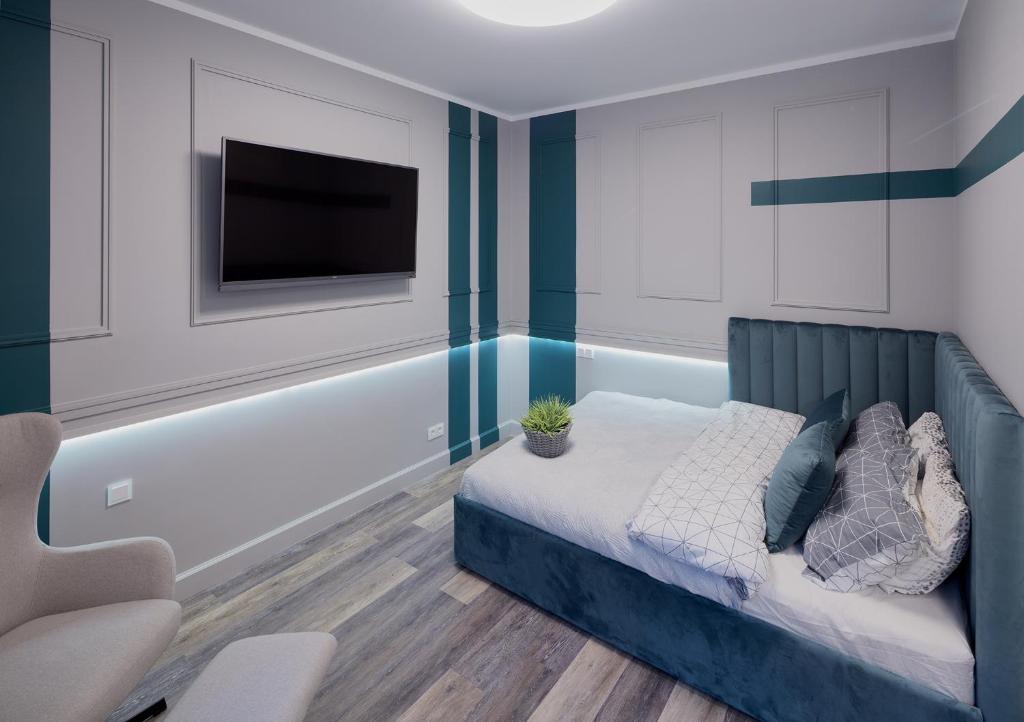 - une chambre avec un lit et une télévision murale dans l'établissement You&Me7, à Riga