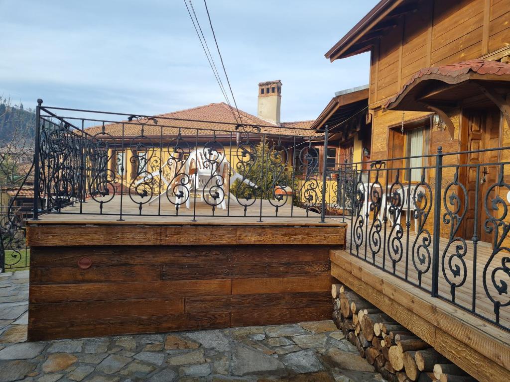 Nespecifikovaný výhled na hory nebo výhled na hory při pohledu z penzionu