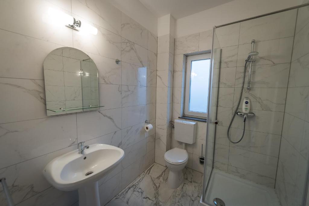 Koupelna v ubytování Pensiunea Giulia Home